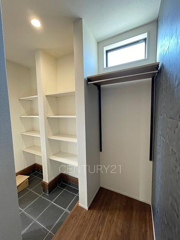 玄関横に土間収納付き。沢山の収納が可能です。