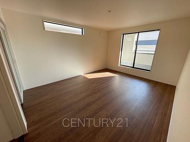 2面採光の明るい洋室です。