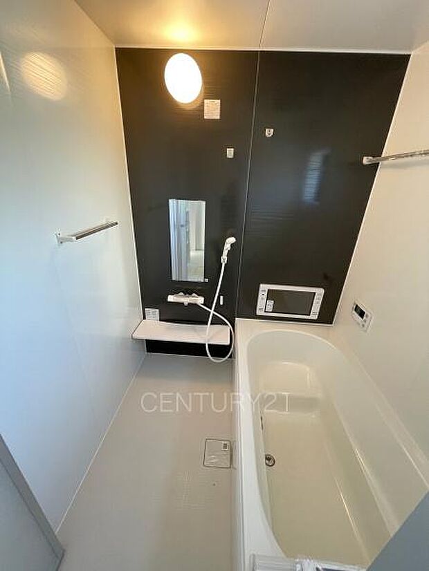 ゆったりと寛げる大型バスタブ。足を伸ばしたまま入浴可能です。浴室乾燥機付きで天候が悪い日でも洗濯をして衣類を乾燥させることができます。