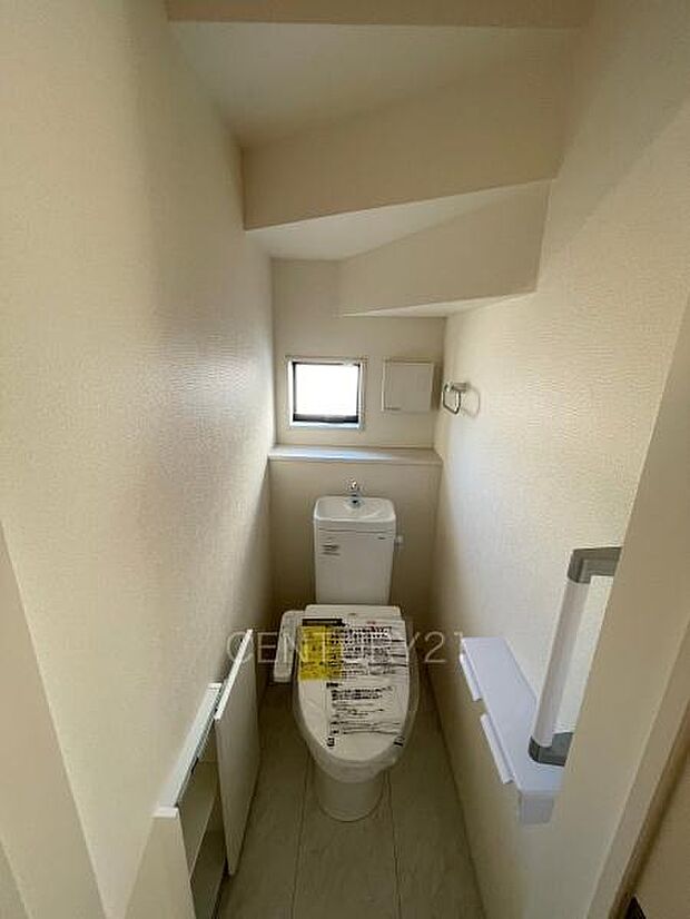 1階トレイです。温水シャワー洗浄機能付きです。手摺り付きです。