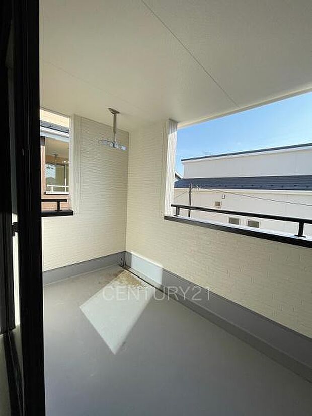 天井付きバルコニーは急な雨にも安心。干した洗濯物や布団が外壁に干渉しづらい、天井吊り下げ式の物干し金具付き。