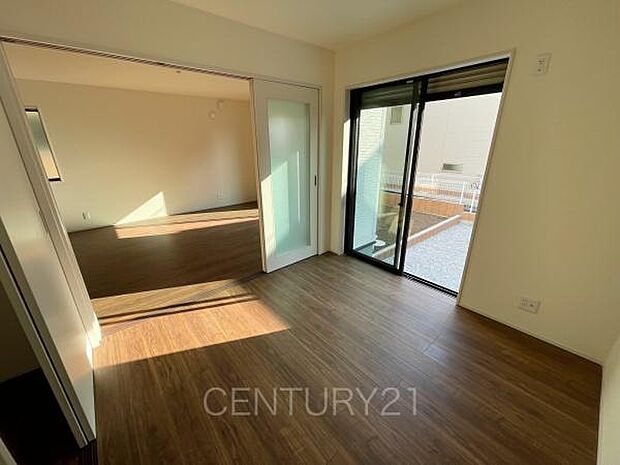 1階洋室です、LDKと続き間で開放感があります。引き戸で簡単に仕切れますので状況に合わせた使い方ができます。