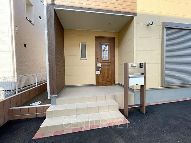 スマートキー付きの玄関。鍵を探すことなくドアの開閉が可能です。郵便物を守る鍵付きポストです。インターホンは録画機能付きで防犯面に優れます。