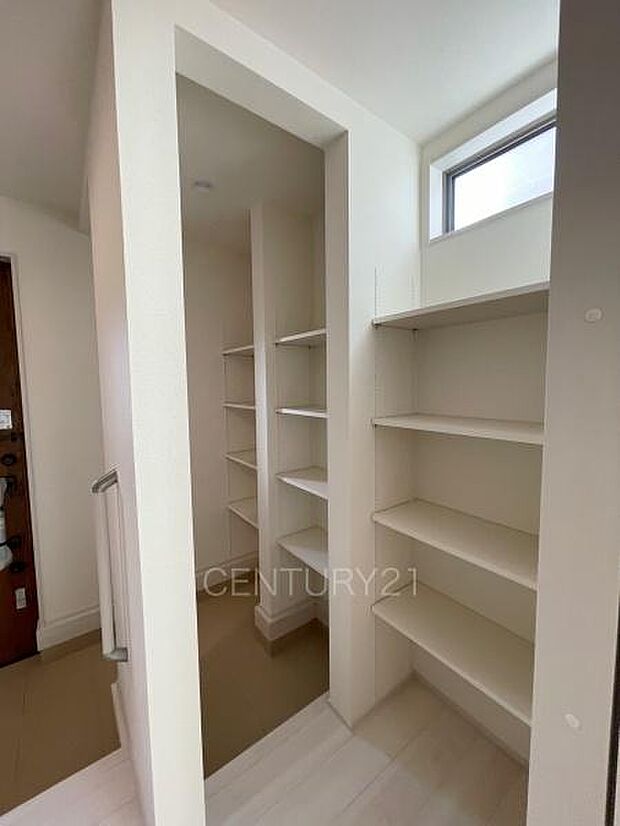 玄関横に土間収納付き。沢山の収納が可能です。