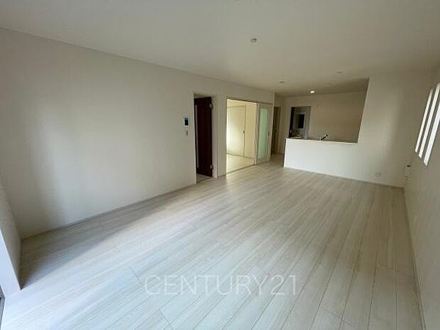 大きいソファーがおける広々リビング