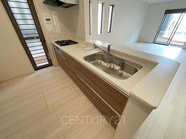 シンクも大きく洗い物もしやすい浄水器付。シャワーヘッドは引き出し可能、シンクの隅々まで洗い流せます。