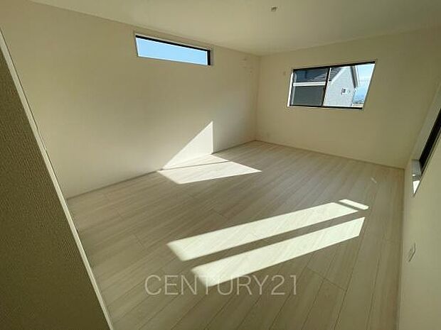 2面採光の明るい洋室です。