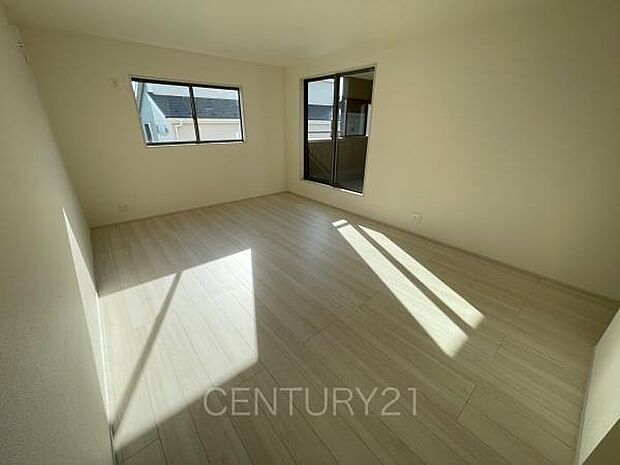 2面採光の明るい洋室です。