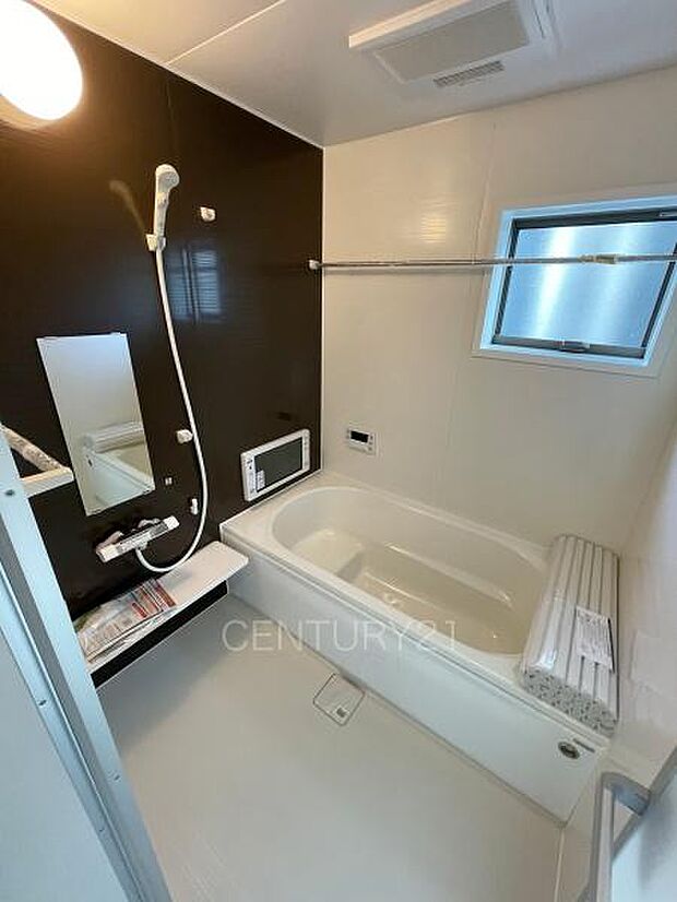 ゆったりと寛げる大型バスタブ。足を伸ばしたまま入浴可能です。浴室乾燥機付きで天候が悪い日でも洗濯をして衣類を乾燥させることができます。