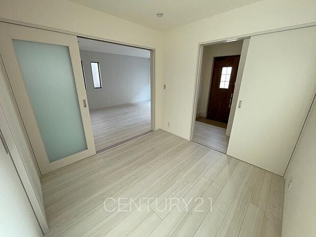 1階洋室です、LDKと続き間で開放感があります。引き戸で簡単に仕切れますので状況に合わせた使い方ができます。