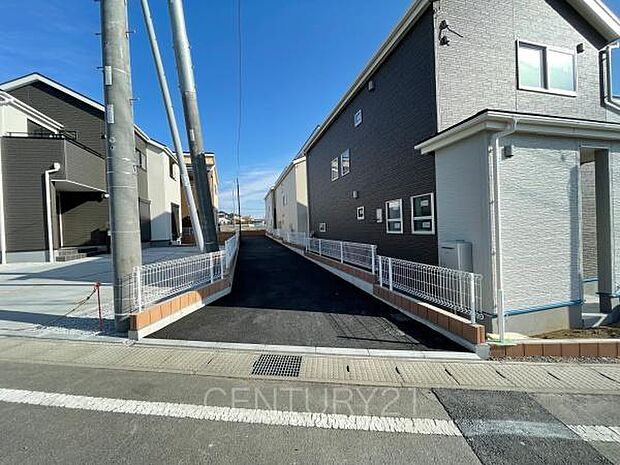 通行者から目線が合いづらい立地条件です。