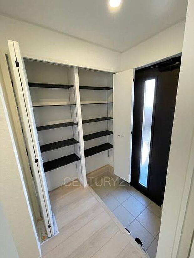 高さ調整可能な棚付きで、沢山の収納が可能です。