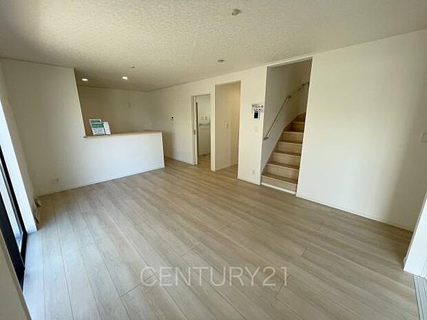 大きいソファーがおける広々リビング