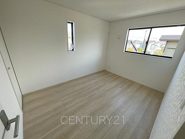 2面採光の明るい洋室です。