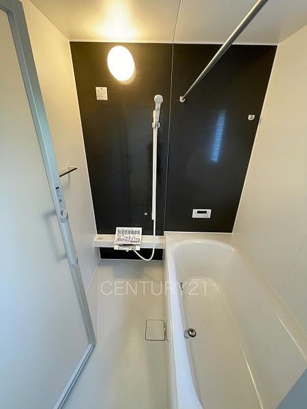 ゆったりと寛げる大型バスタブ。足を伸ばしたまま入浴可能です。浴室乾燥機付きで天候が悪い日でも洗濯をして衣類を乾燥させることができます。