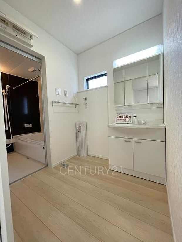 三面鏡付きの洗面台には鏡の裏に収納があり、すっきり片付けられます。洗髪も可能な伸縮機能つきシャワーヘッドです。