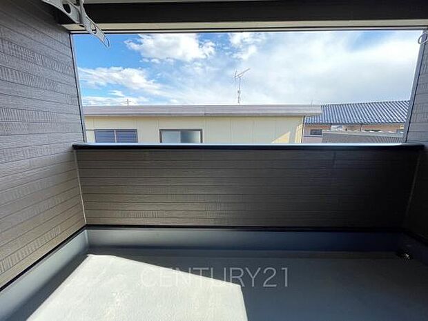 天井付きバルコニーは急な雨にも安心。干した洗濯物や布団が外壁に干渉しづらい、天井吊り下げ式の物干し金具付き。