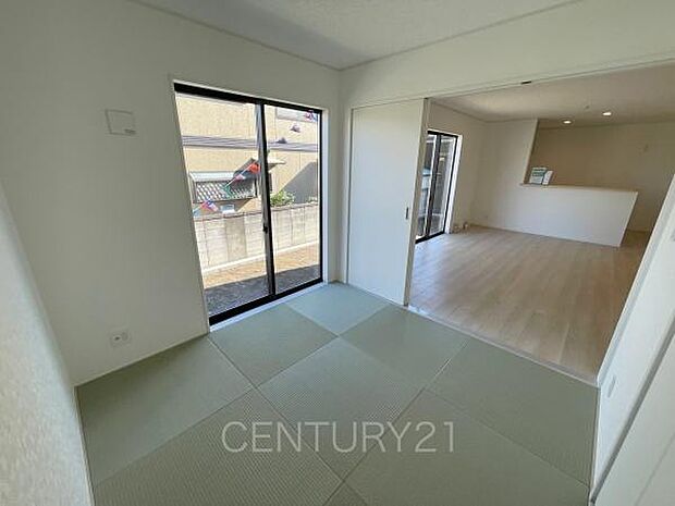 和室はLDKと続き間で開放感があります。引き戸で簡単に仕切れますので状況に合わせた使い方ができます。