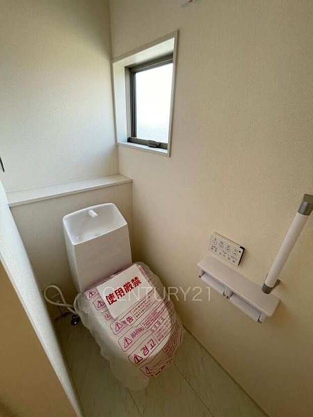 2階トイレです。温水シャワー洗浄機能付き。手摺り付きです。