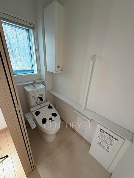 2階トイレです。温水シャワー洗浄機能付き。手摺り付きです。