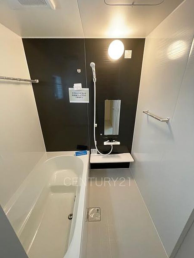 ゆったりと寛げる大型バスタブ。足を伸ばしたまま入浴可能です。浴室乾燥機付きで天候が悪い日でも洗濯をして衣類を乾燥させることができます。