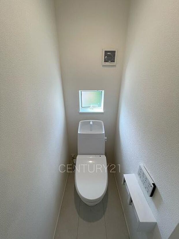2階トイレです。温水シャワー洗浄機能付きです。