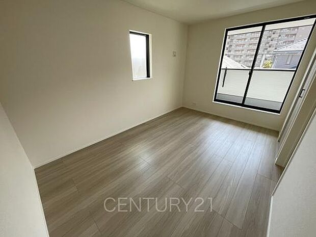 2面採光の明るい洋室です。