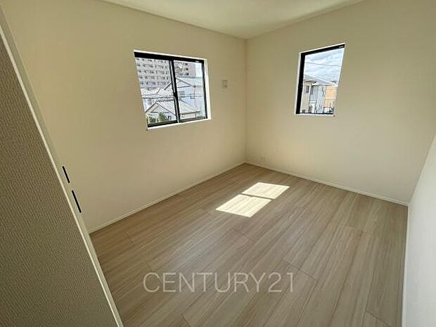 2面採光の明るい洋室です。