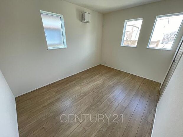 2面採光の明るい洋室です。