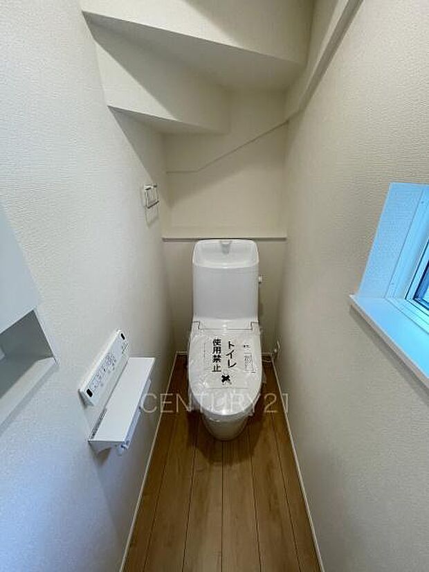 1階トレイです。温水シャワー洗浄機能付きです。