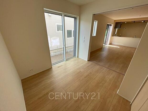 1階洋室です、LDKと続き間で開放感があります。引き戸で簡単に仕切れますので状況に合わせた使い方ができます。