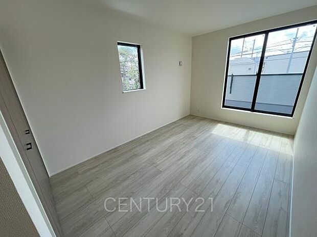 2面採光の明るい洋室です。