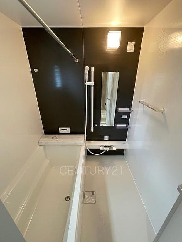 ゆったりと寛げる大型バスタブ。足を伸ばしたまま入浴可能です。浴室乾燥機付きで天候が悪い日でも洗濯をして衣類を乾燥させることができます。