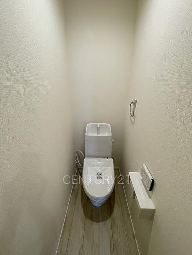 1階トレイです。温水シャワー洗浄機能付きです。