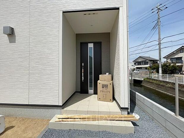 スマートキー付きの玄関。鍵を探すことなくドアの開閉が可能です。郵便物を守る鍵付きポストです。インターホンは録画機能付きで防犯面に優れます。