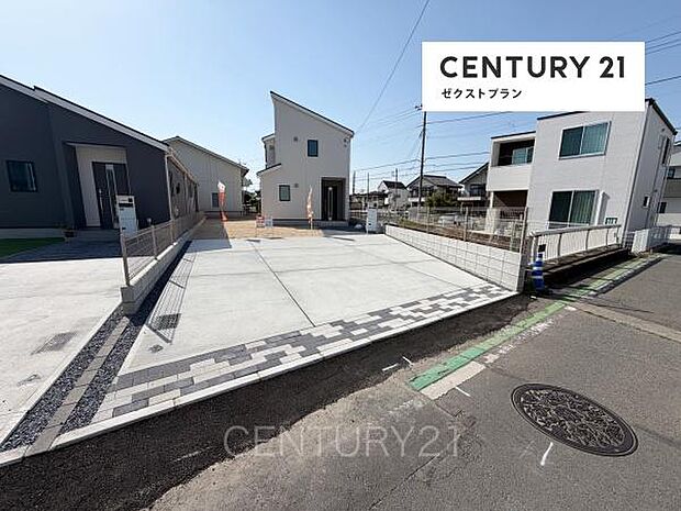 並列駐車可能な駐車場スペースです。