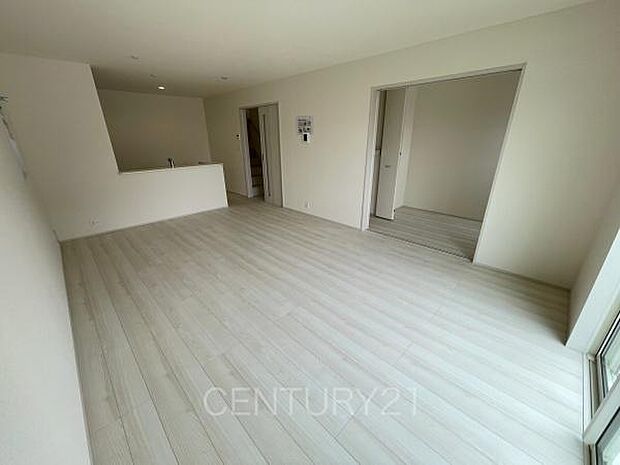 大きいソファーがおける広々リビング