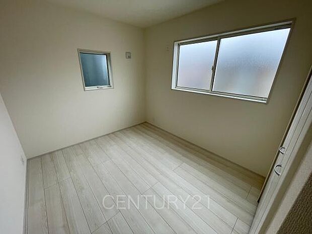 2面採光の明るい洋室です。