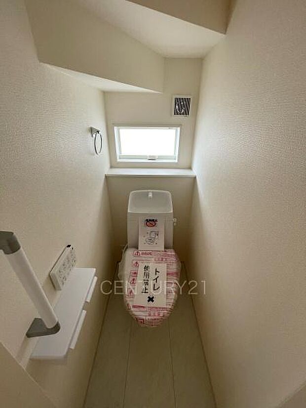 1階トレイです。温水シャワー洗浄機能付きです。手摺り付きです。