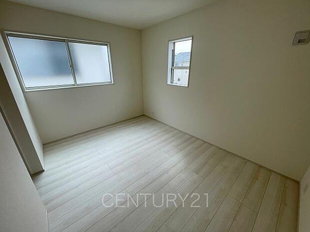 2面採光の明るい洋室です。