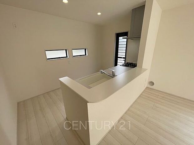 キッチン背面に窓がある明るいキッチン。ゴミ出しに便利な勝手口が付いてます。