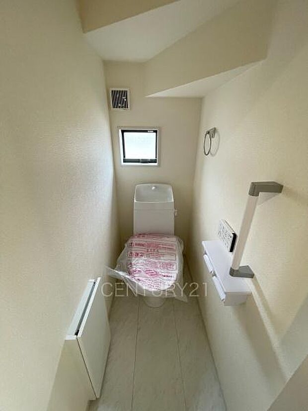 1階トレイです。温水シャワー洗浄機能付きです。手摺り付きです。