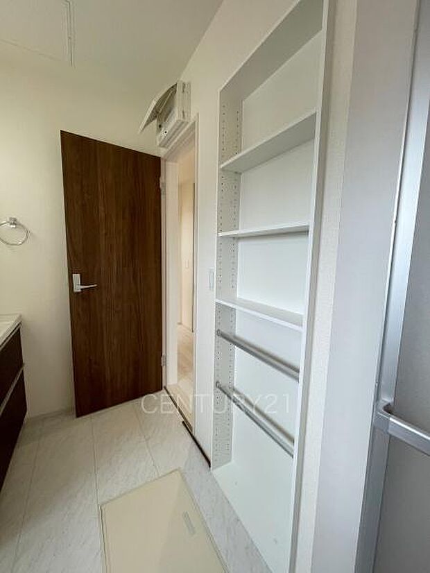 埋め込み棚が付いてます。