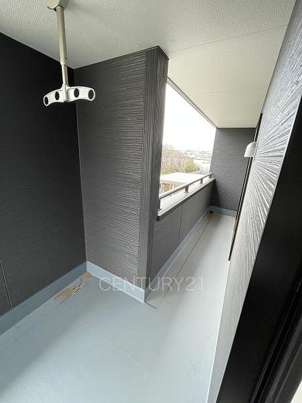 天井付きバルコニーは急な雨にも安心。干した洗濯物や布団が外壁に干渉しづらい、天井吊り下げ式の物干し金具付き。