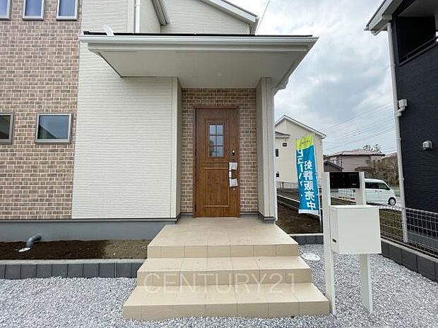 スマートキー付きの玄関。鍵を探すことなくドアの開閉が可能です。郵便物を守る鍵付きポストです。インターホンは録画機能付きで防犯面に優れます。