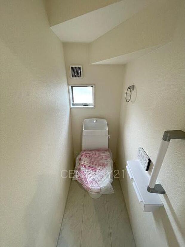 1階トレイです。温水シャワー洗浄機能付きです。手摺り付きです。