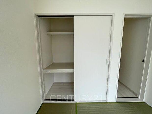 布団も収納し易い仕切り棚付きです。