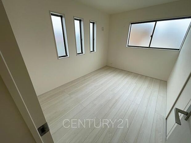 2面採光の明るい洋室です。