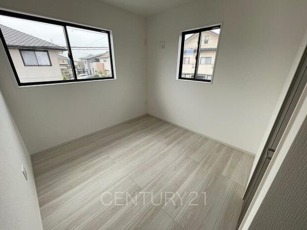 2面採光の明るい洋室です。