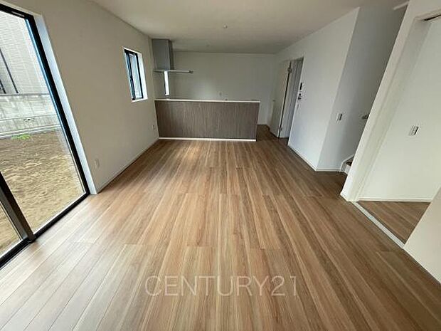 大きいソファーがおける広々リビング